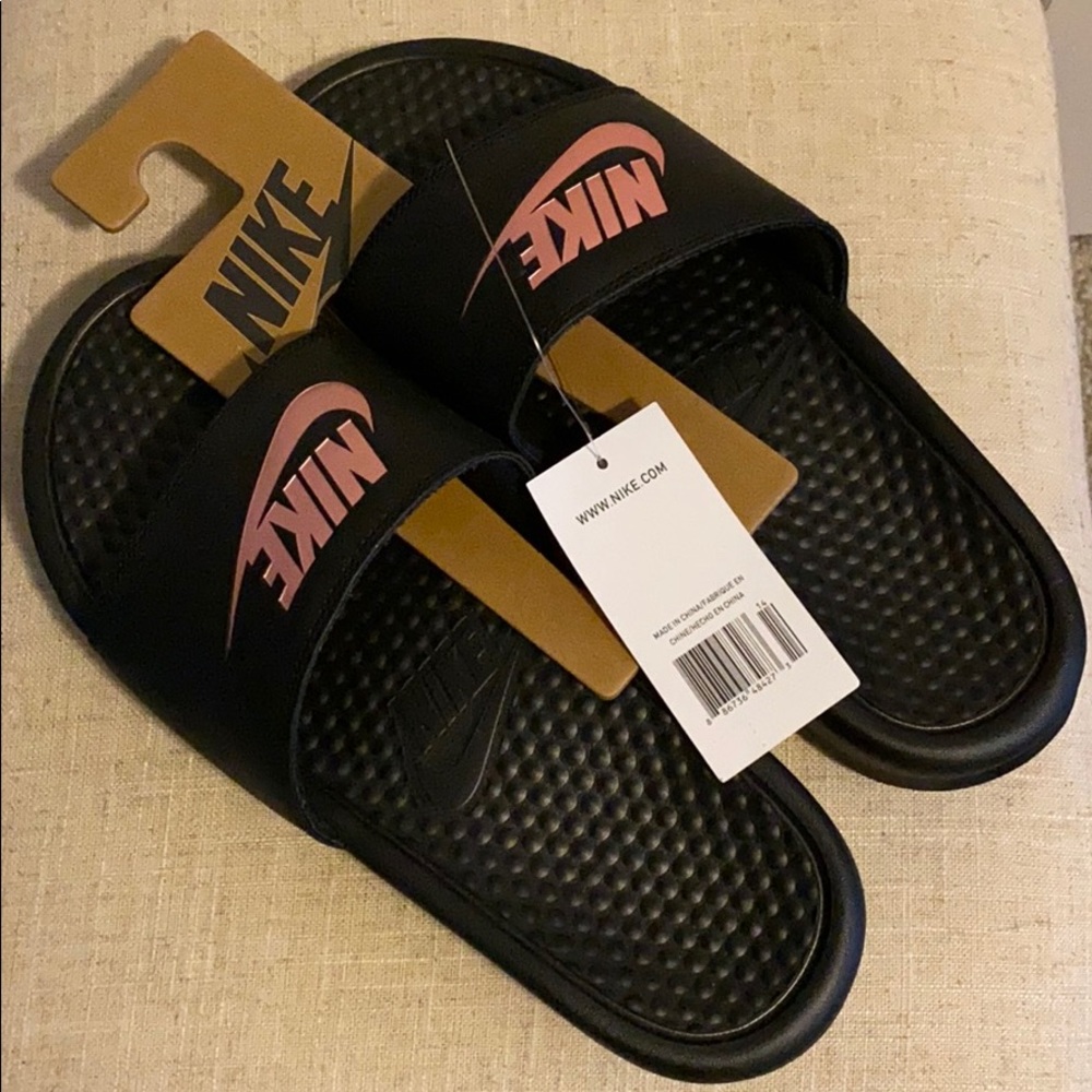 Nike women’s Benassi Slides